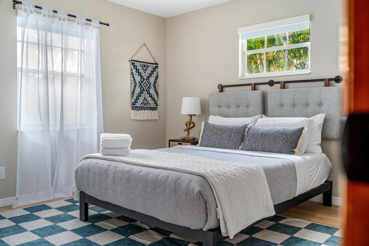 4 bedrooms, desk, iron/ironing board, travel crib