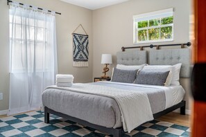 4 chambres, bureau, fer et planche à repasser, lit parapluie