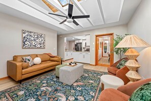 Smart-TV, Tischtennisplatte, Bücher, Arbeitsbereiche