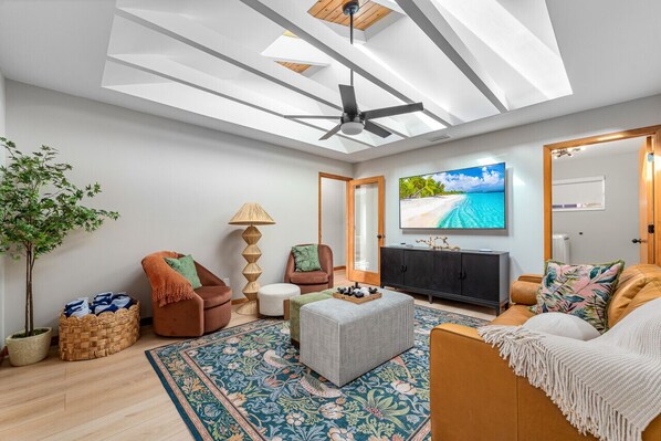 TV connectée, table de tennis de table, livres, espaces bureaux