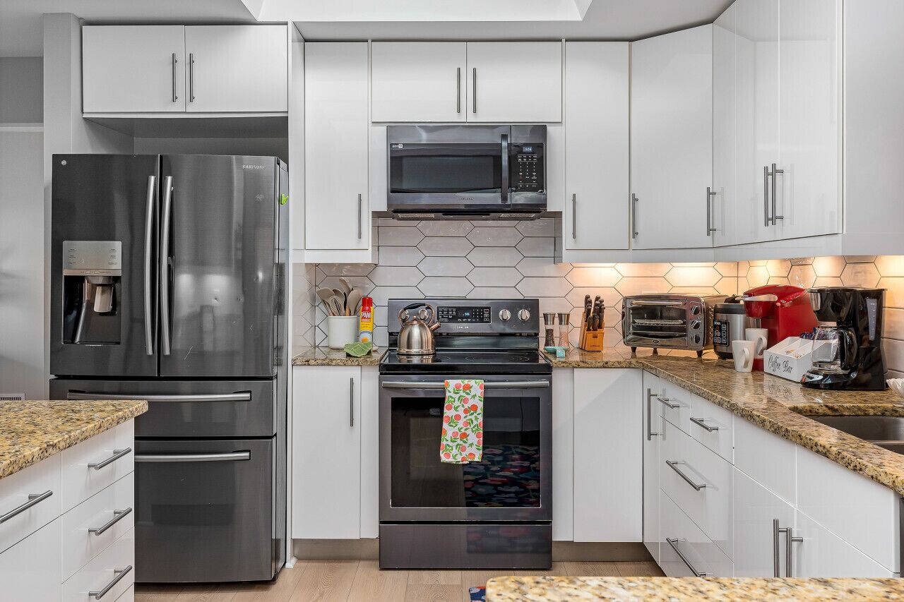 Jääkaappi, mikroaaltouuni, uuni, liesi