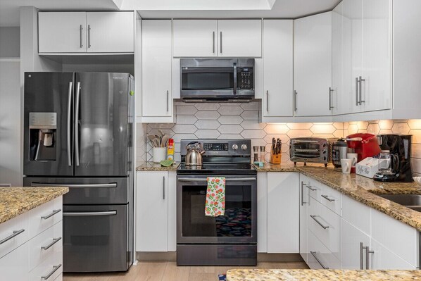 Kühlschrank, Mikrowelle, Ofen, Herdplatte