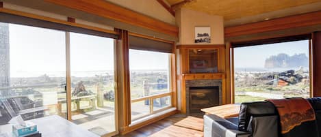 Luxury Cabin, 1 King Bed, Ocean View | Living area