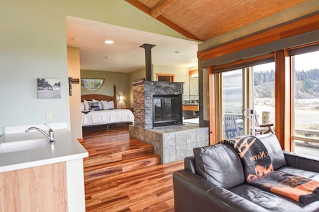 Luxury Studio, 1 King Bed, Oceanfront | Living area. Quileute Oceanside Resort