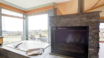 Luxury Studio, 1 King Bed, Oceanfront | Living area