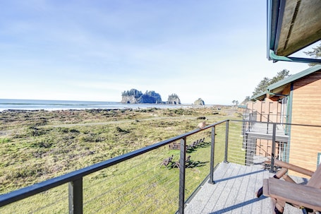 Premium Studio Suite, 2 Bedrooms, Ocean View, Oceanfront | Balcony view. Quileute Oceanside Resort