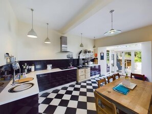 Frigorífico, microondas, horno y lavavajillas