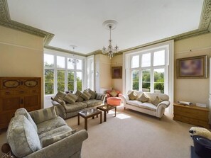 Una televisión, una chimenea