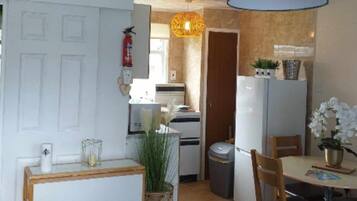 Chalet | Cuisine privée | Réfrigérateur, micro-ondes, four, plaque de cuisson