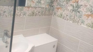 Chalet | Kamar mandi | Shower, pengering rambut, dan handuk