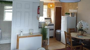 Chalet | Private kitchen | Fridge, microwave, oven, stovetop