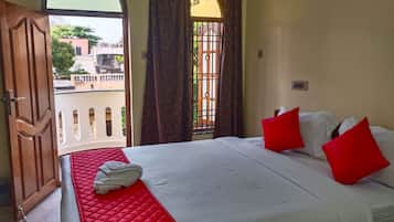 Premium bedding, desk, iron/ironing board, free WiFi
