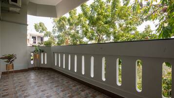 Quarto família, 2 camas de casal, vista para a cidade | Sacada