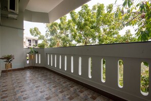 Familierom, 2 dobbeltsenger, byutsikt | Balkong