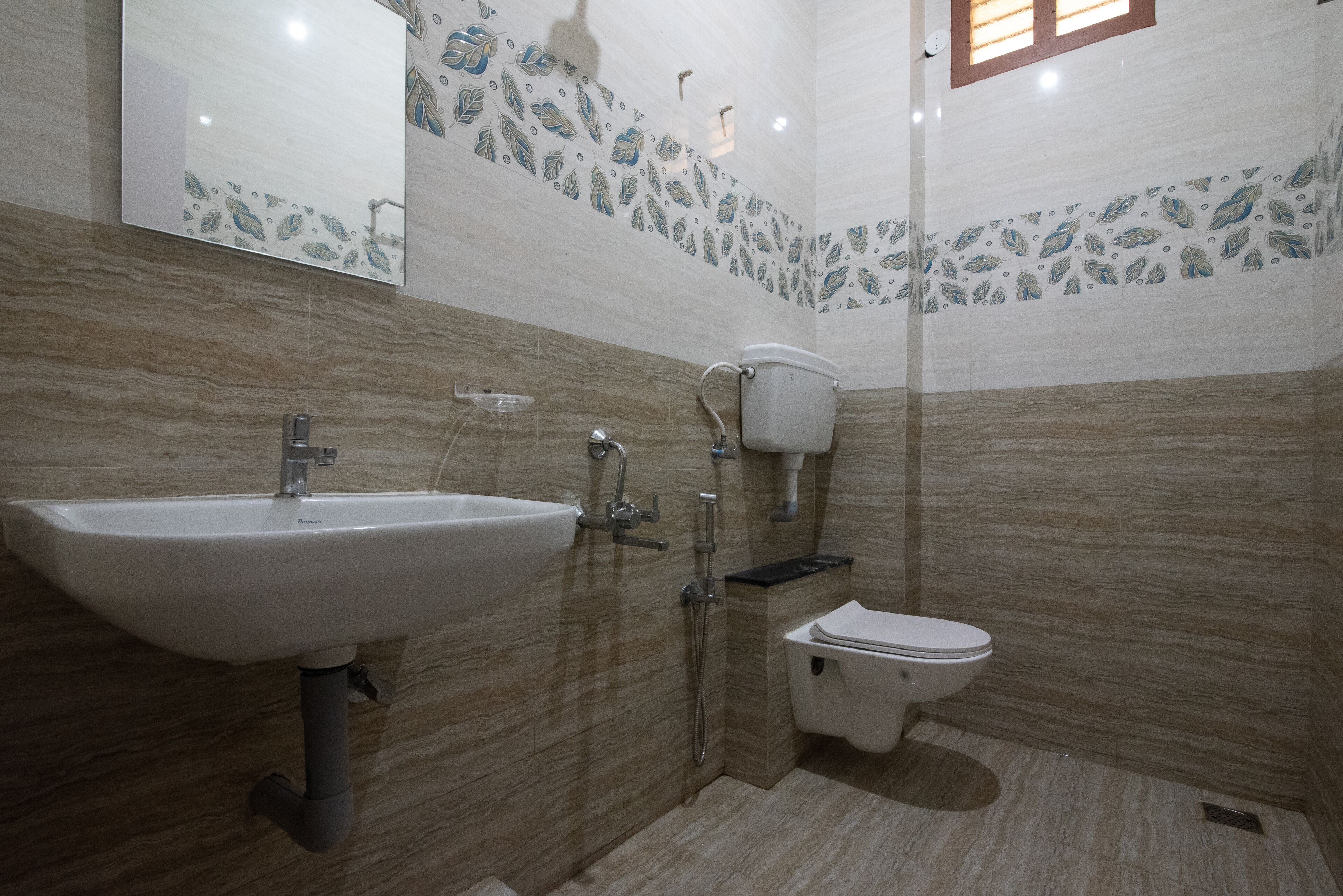 Une salle de bain avec un lavabo, des toilettes et une douche.