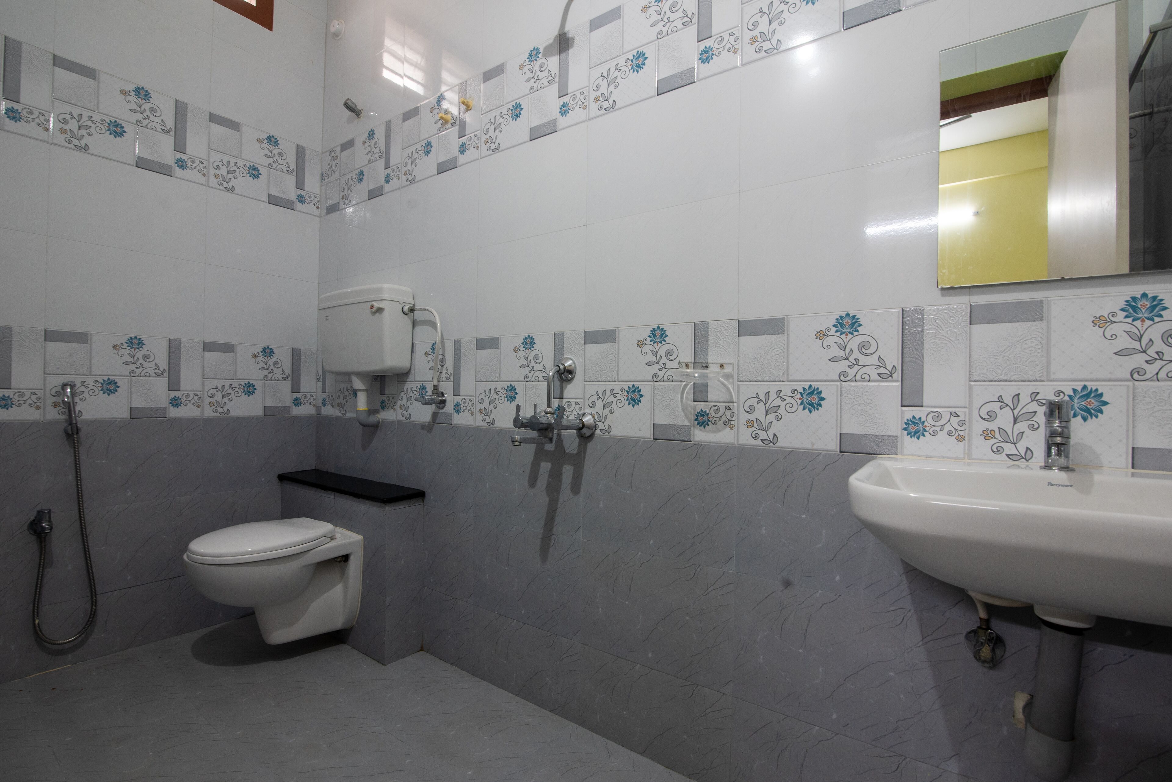 Un baño con inodoro, lavamanos y ducha.