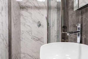 Shower, hair dryer, bidet, towels - Rome Termini exclusive apartment (Rome Arena) (Roma)