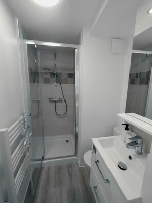 Shower, hair dryer, towels, toilet paper - O'zen - Studio Lumineux et Calme Avec Jardin (Sablé-sur-Sarthe)