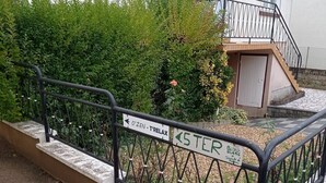 Ein Metallgeländer mit Hinweisschildern, auf denen 'OZEN - T'RELAX' und '5 TER' stehen.