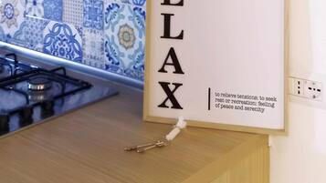 Réfrigérateur, four, cafetiÚre/bouilloire