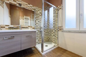 Douche, sèche-cheveux, bidet, serviettes fournies