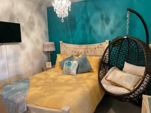 3 bedrooms, desk, iron/ironing board, travel cot