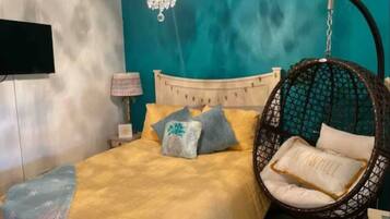 Desk, iron/ironing board, WiFi, bed sheets