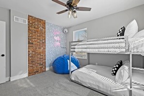 3 bedrooms, desk, iron/ironing board, WiFi - Perfect for larger groups + Hot Tub! (Columbus)