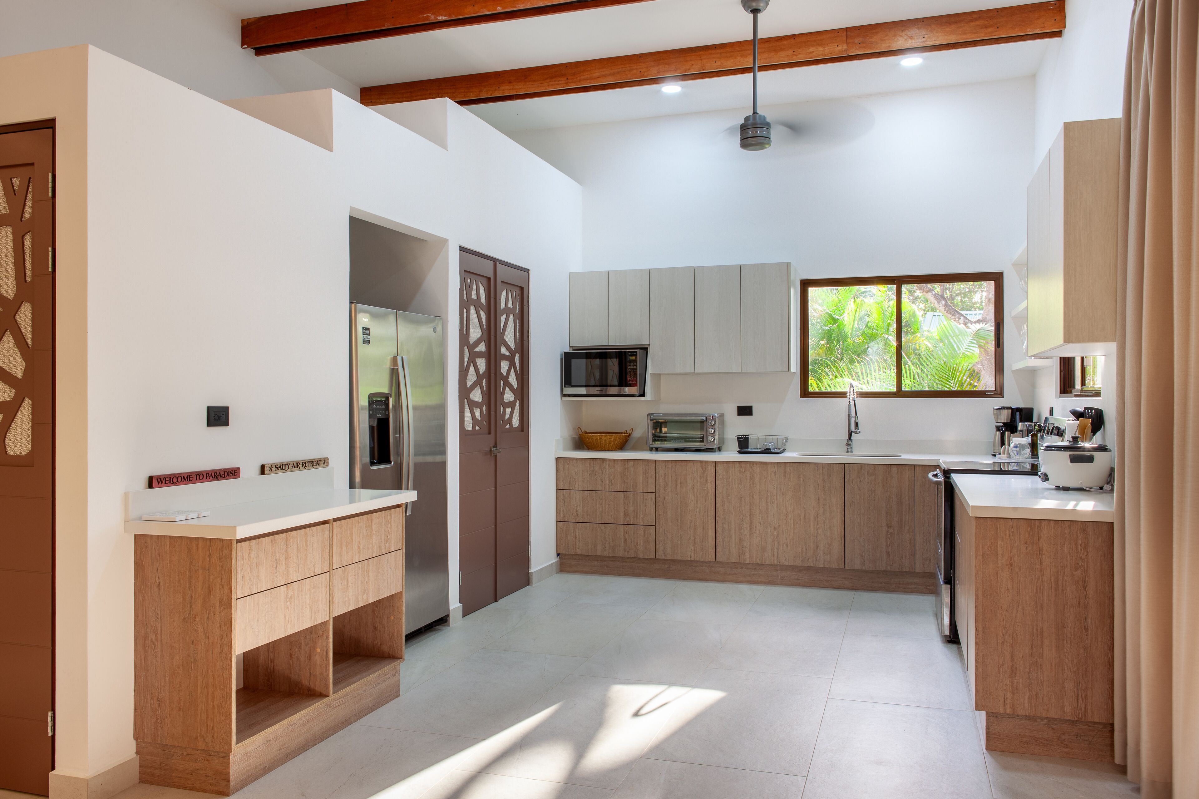 Full-sized fridge, oven, stovetop, toaster