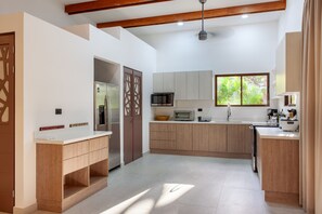 大型冰箱、烤箱、爐台、烤麵包機