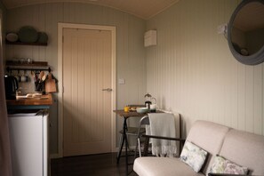 Living area - Shepherds Hut Near Gortin Omagh (Omagh)
