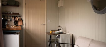 1 Bed Shepherds Hut-sleeps 2-pets-parking-mtn View