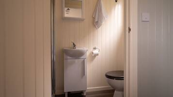 Cabin | Bathroom | Shower, towels, toilet paper