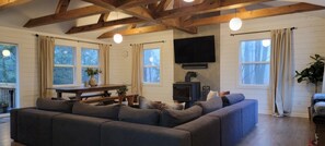 Smart-tv och eldstad