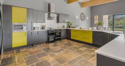 Spacious, stylish 4bed home w/patio, garden & parking