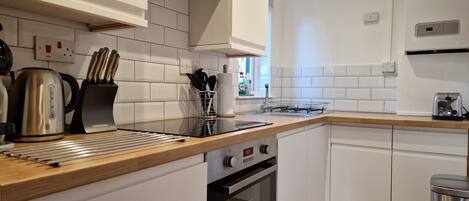 Dishwasher, electric kettle, toaster, cookware/dishes/utensils