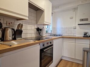 Dishwasher, electric kettle, toaster, cookware/dishes/utensils - Rydal Apartment Ambleside (Ambleside)