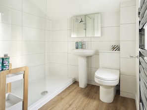 Cottage | Bathroom | Shower, hair dryer