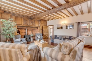 Living area - Character, country 5bed house w/garden & parking (Norwich)