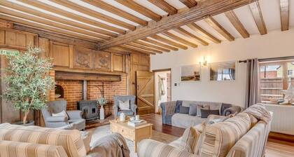 Character, country 5bed house w/garden & parking