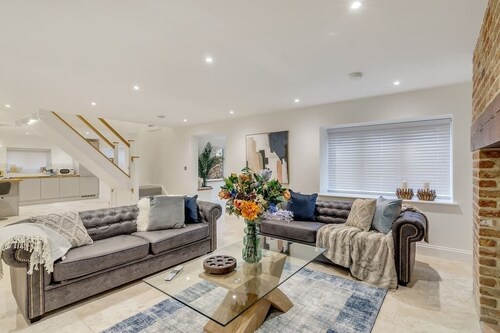 Stunning, spacious 6 bedroom home w/garden & parking