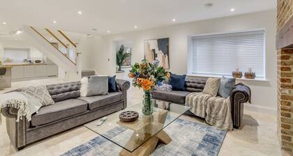 Stunning, spacious 6 bedroom home w/garden & parking