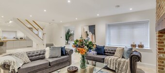 Stunning, spacious 6 bedroom home w/garden & parking