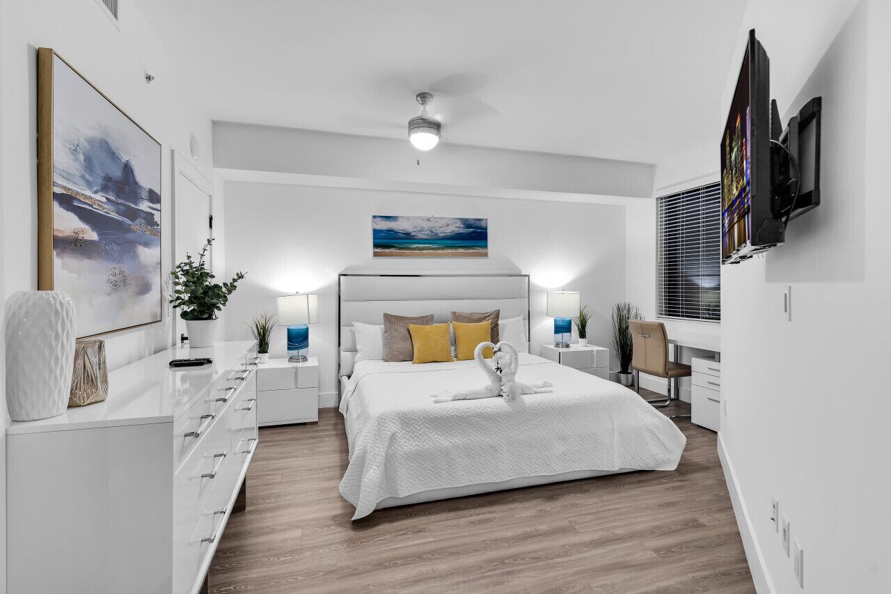 1 dormitorio, escritorio, tabla de planchar con plancha y cuna de viaje