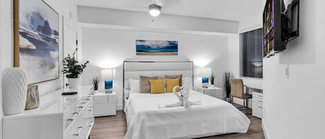 1 habitación, escritorio, tabla de planchar con plancha y cuna de viaje