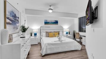 1 dormitorio, escritorio, tabla de planchar con plancha y cuna de viaje