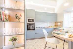 Kühlschrank, Mikrowelle, Ofen, Geschirrspüler