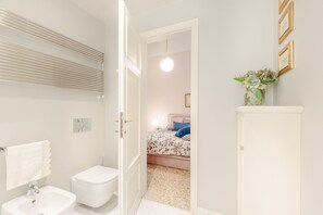 Douche, sĂšche-cheveux, bidet, serviettes fournies