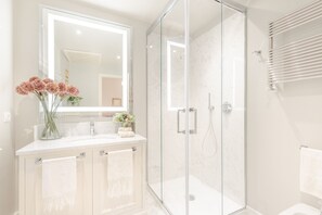 Dusche, Haartrockner, Bidet, Handtücher