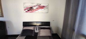 Tabla de planchar con plancha, wifi gratis y ropa de cama